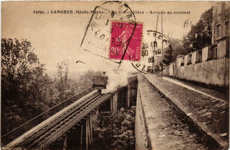 Carte postale ancienne Langres La Cremaillere - Arrivée au sommet à Langres
