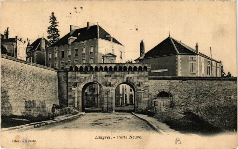 Carte postale ancienne Langres Porte Neuve à Langres
