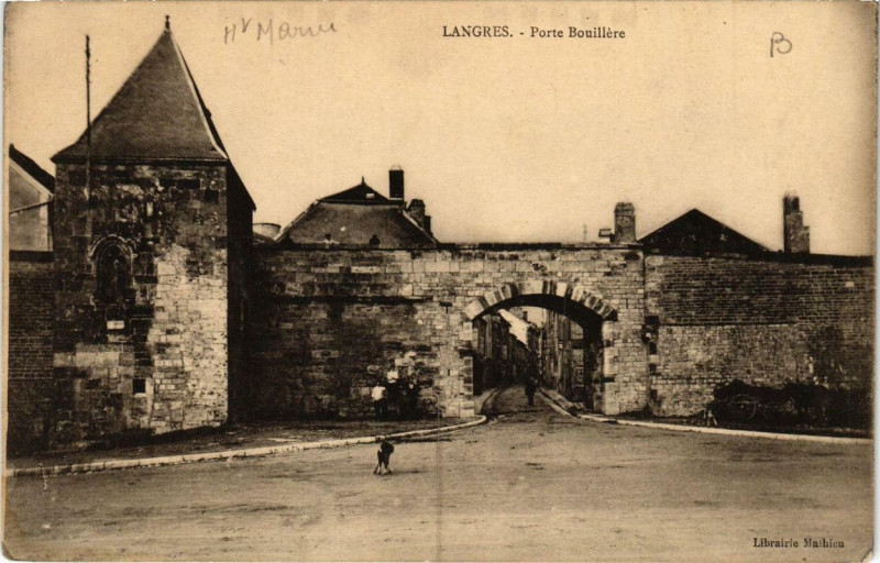 Carte postale ancienne Langres Porte Bouillere à Langres