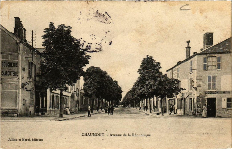 Carte postale ancienne Chaumont Avenue de la Republique à Chaumont
