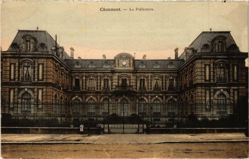 Carte postale ancienne Chaumont La Prefecture à Chaumont