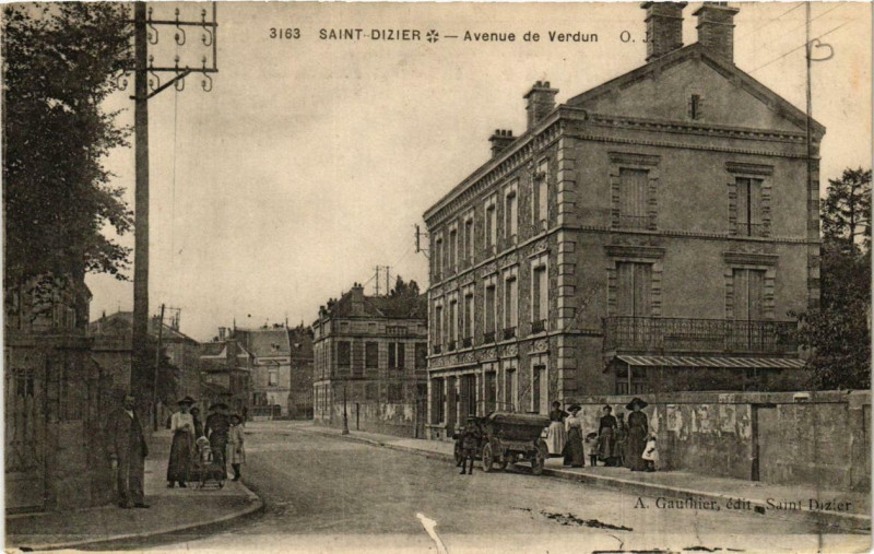 Carte postale ancienne Saint-Dizier Avenue de Verdun à Saint-Dizier