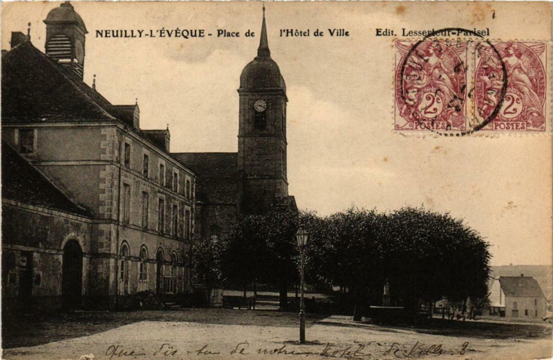 Carte postale ancienne Neuilly-l'Eveque Place de l'Hotel-de-Ville à Neuilly-l'Évêque