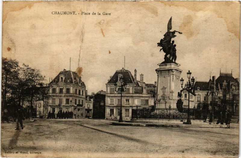 Carte postale ancienne Chaumont Place de la Gare à Chaumont