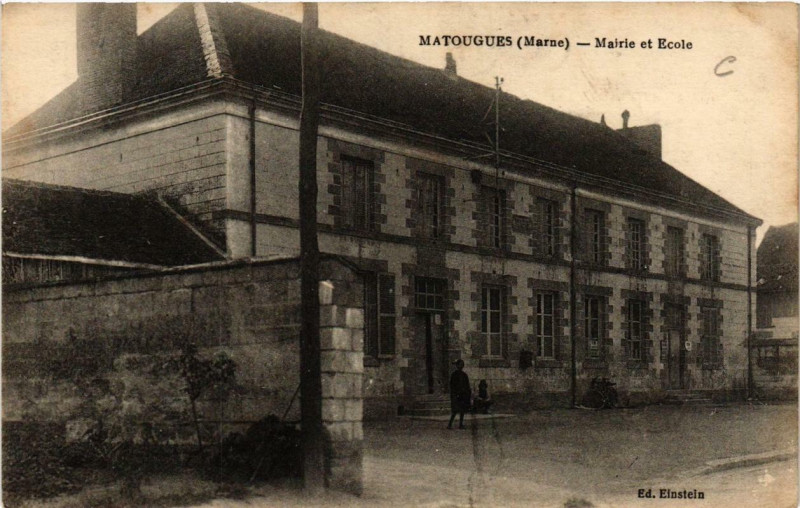 Carte postale ancienne Matougues Mairie et Ecole