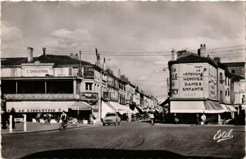 Carte postale ancienne Saint-Dizier La Place d'Armes à Saint-Dizier