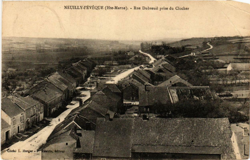Carte postale ancienne Rue Dubreuil prise du Clocher à Neuilly-l'Évêque