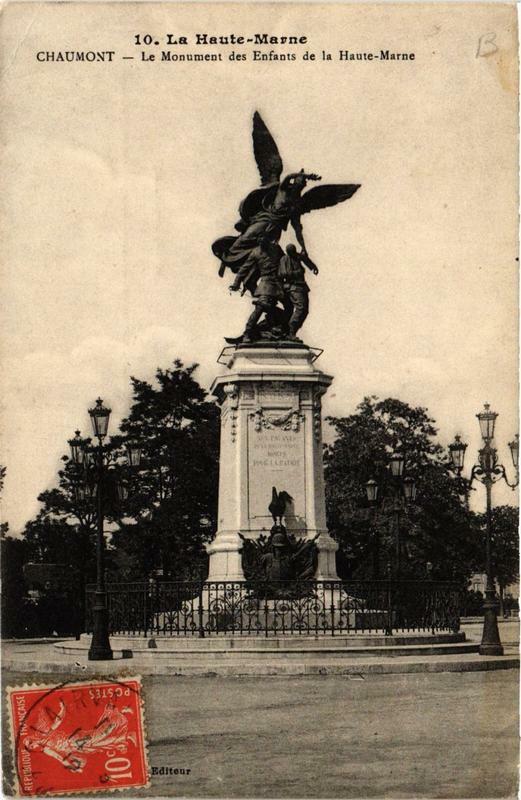 Carte postale ancienne Chaumont Le Monument des Enfants de la Haute-Marne à Chaumont