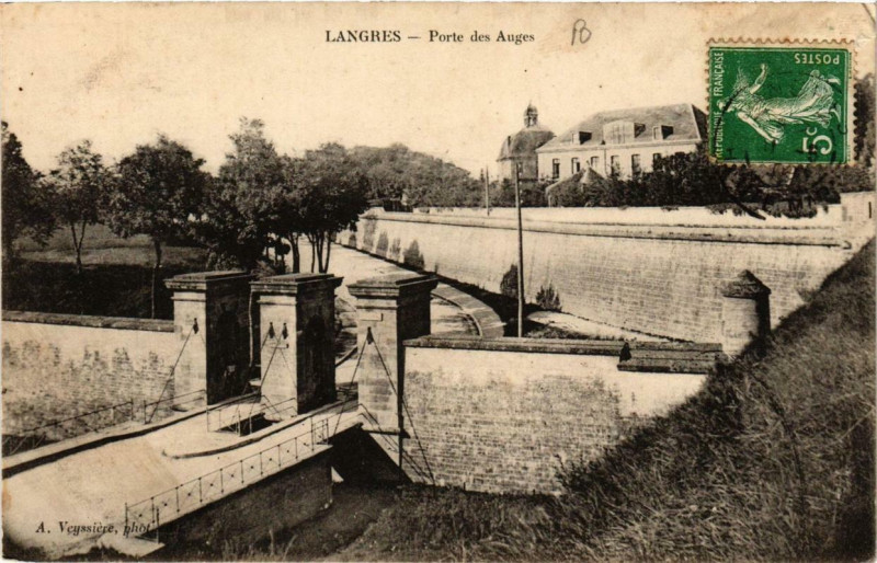 Carte postale ancienne Langres Porte des Auges à Langres