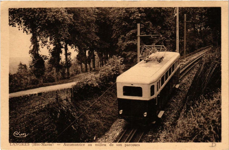 Carte postale ancienne Langres Automotrice au milieu de son parcours à Langres