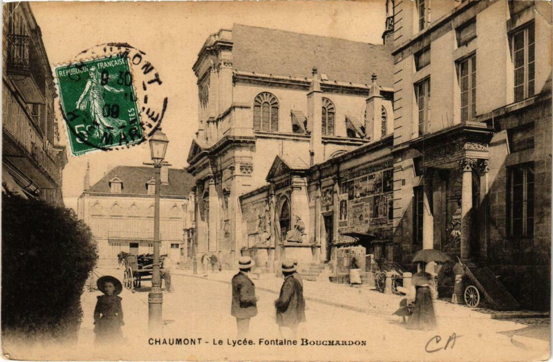 Carte postale ancienne Chaumont Le Lycée. Fontaine BOUCHARDon à Chaumont
