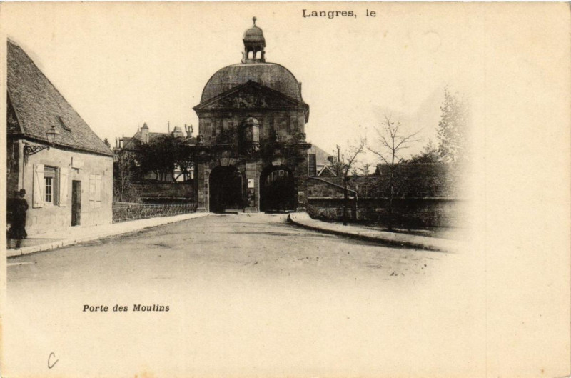 Carte postale ancienne Langres Porte des Moulins à Langres
