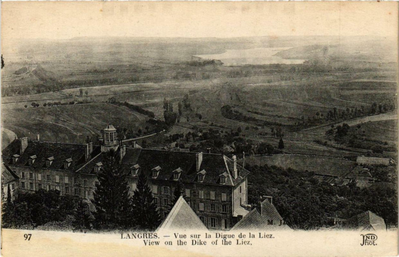 Carte postale ancienne Langres Vue sur la Digue de la Liez à Langres