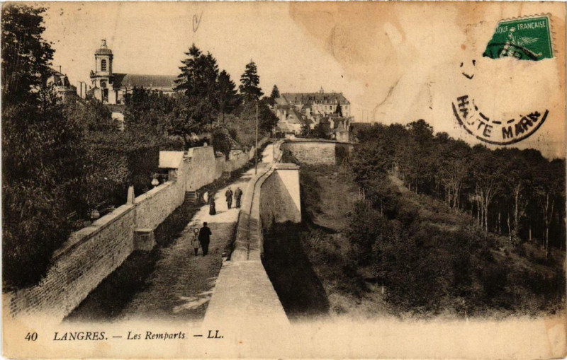Carte postale ancienne Langres Les Remparts à Langres