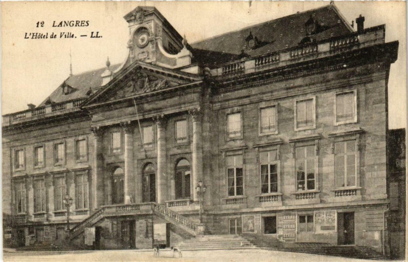 Carte postale ancienne Langres L'Hotel de Ville à Langres