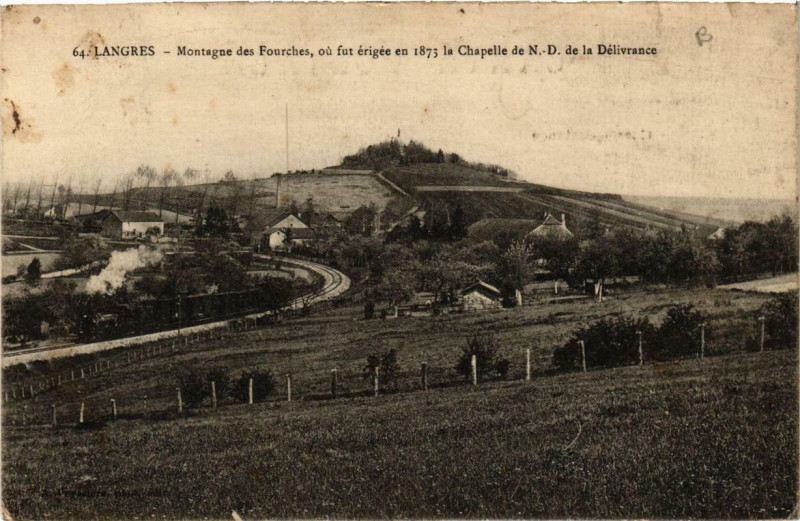 Carte postale ancienne Langres Montagne des Fourches, ou fut erigée en 1873 à Langres