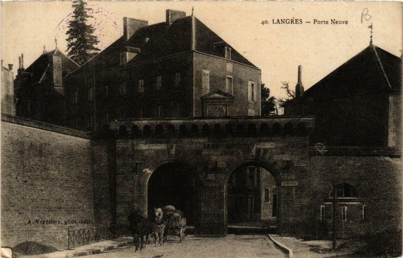 Carte postale ancienne Langres Porte Neuve à Langres