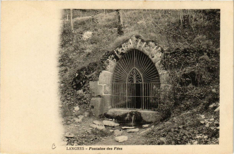 Carte postale ancienne Langres Fontaine des Fées à Langres