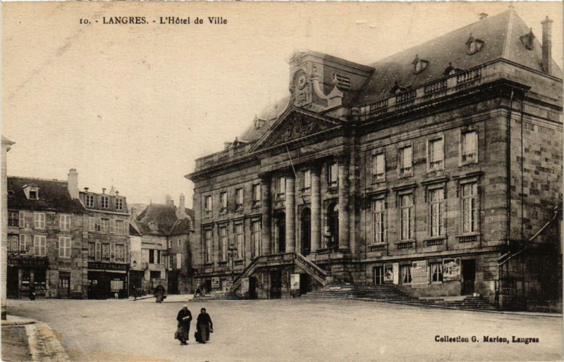 Carte postale ancienne Langres L'Hotel de Ville à Langres