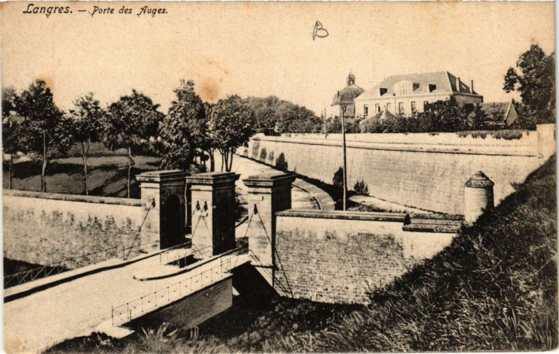Carte postale ancienne Langres Porte des Auges à Langres