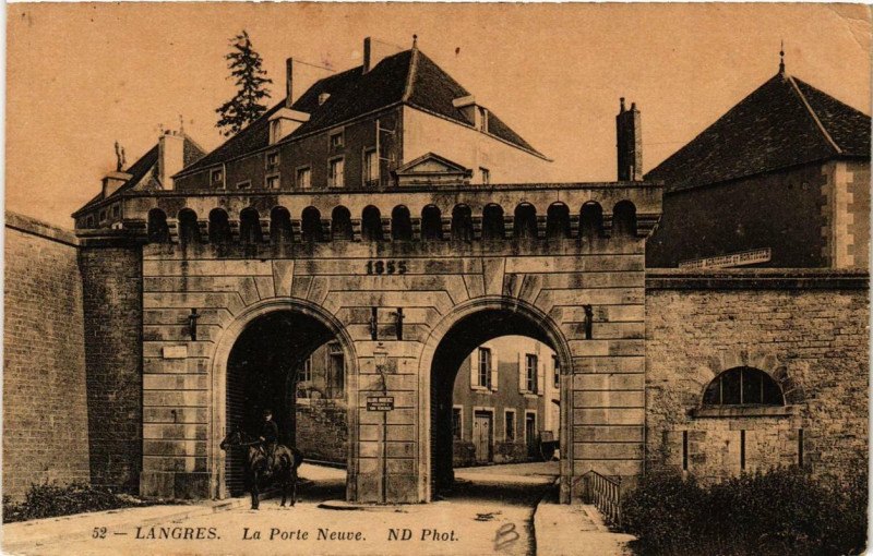 Carte postale ancienne Langres La Porte Neuve à Langres