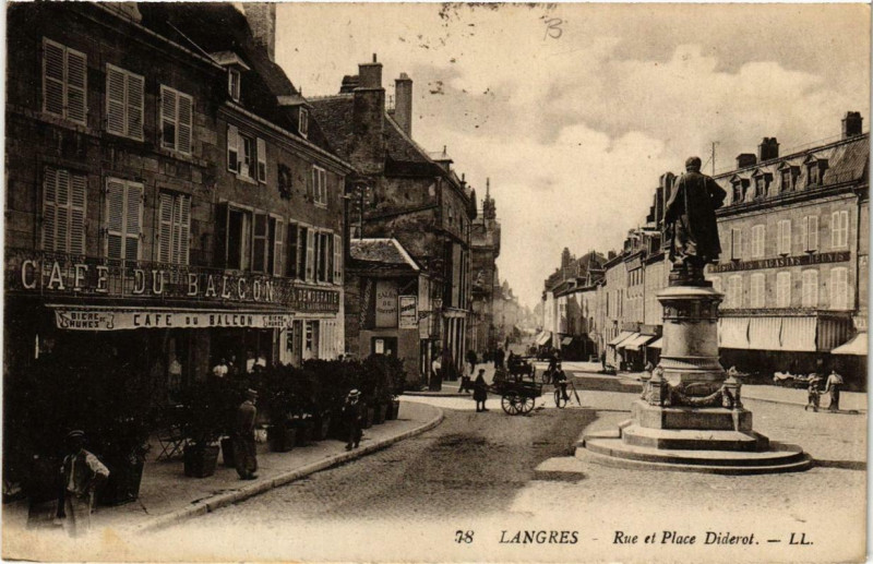 Carte postale ancienne Langres Rue et Place Diderot à Langres