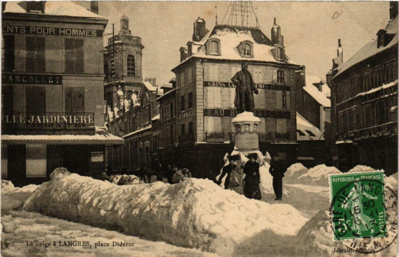 Carte postale ancienne Langres Place Diderot à Langres
