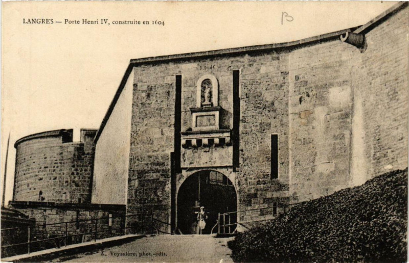 Carte postale ancienne Langres Porte Henri Iv à Langres