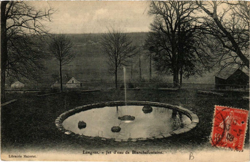 Carte postale ancienne Langres Jet d'eau de Blanchefontaine à Langres