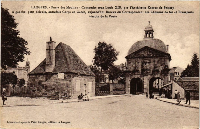 Carte postale ancienne Langres Porte des Moulins à Langres