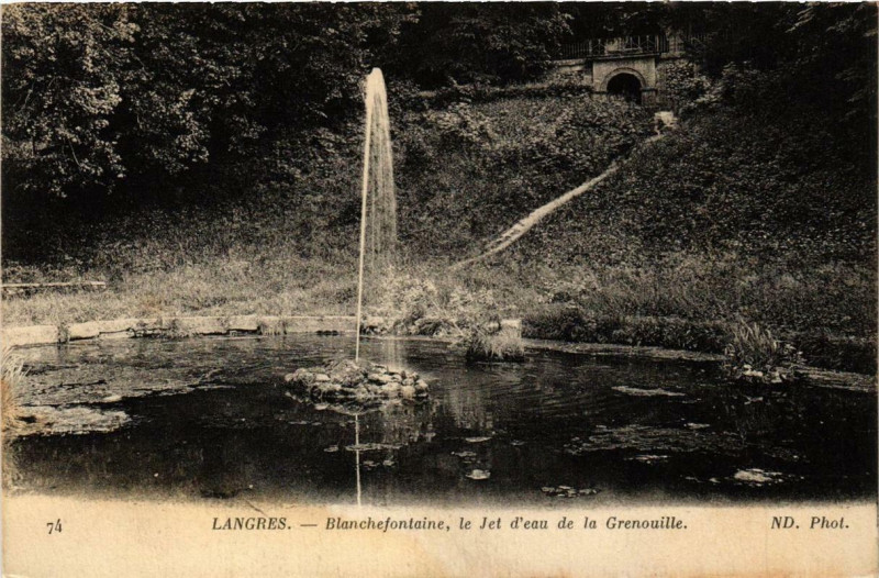 Carte postale ancienne Langres Blanchefontaine, le Jet d'eau de la Grenouille à Langres