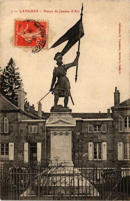 Carte postale ancienne Langres Statue de Jeanne d'Arc à Langres