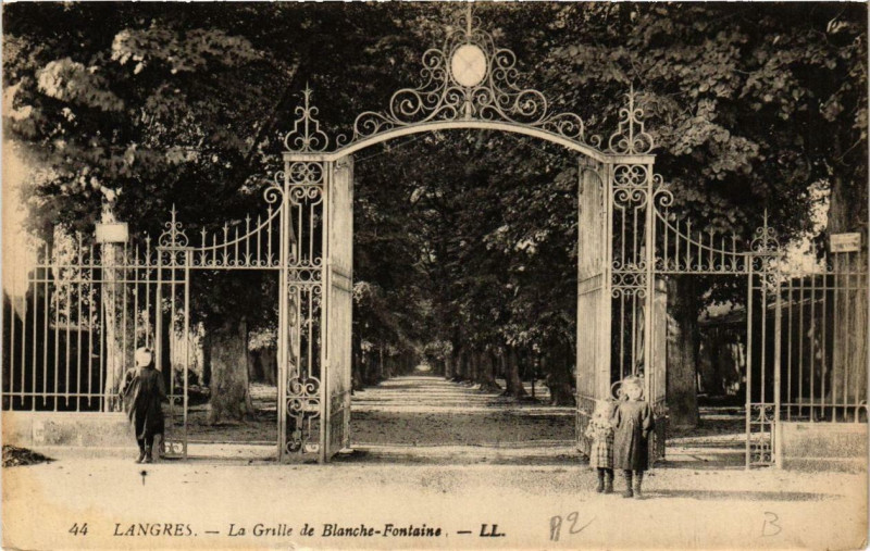 Carte postale ancienne Langres La Grille de Blanche-Fontaine à Langres