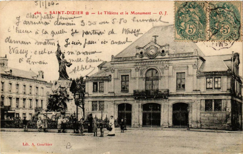 Carte postale ancienne Saint-Dizier Le Théatre et le Monument à Saint-Dizier