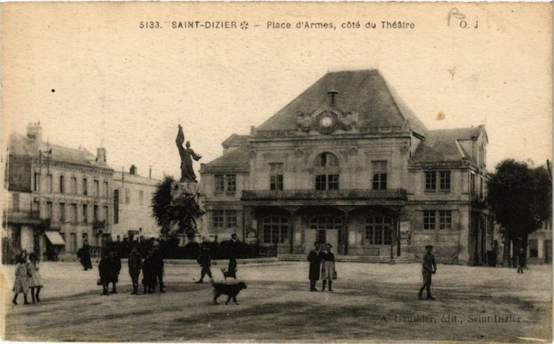 Carte postale ancienne Saint-Dizier Place d'Armes, coté du Théatre à Saint-Dizier