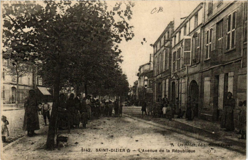 Carte postale ancienne Saint-Dizier L'Avenue de la Republique à Saint-Dizier