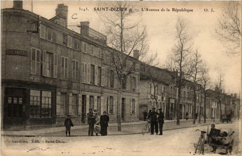 Carte postale ancienne Saint-Dizier L'Avenue de la Republique à Saint-Dizier