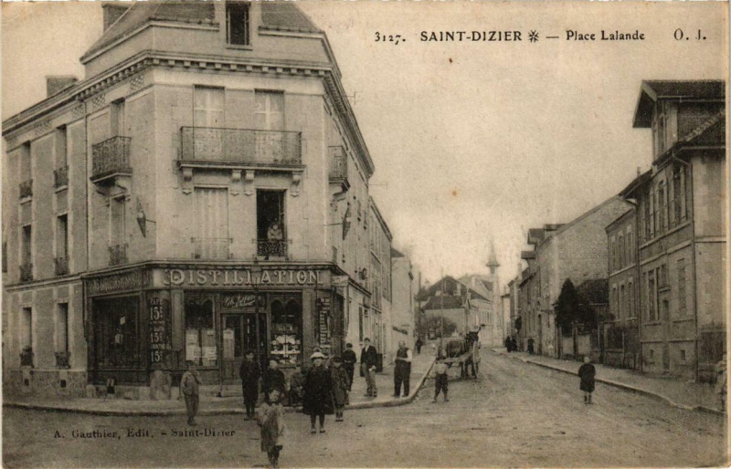Carte postale ancienne Saint-Dizier Place Lalande à Saint-Dizier