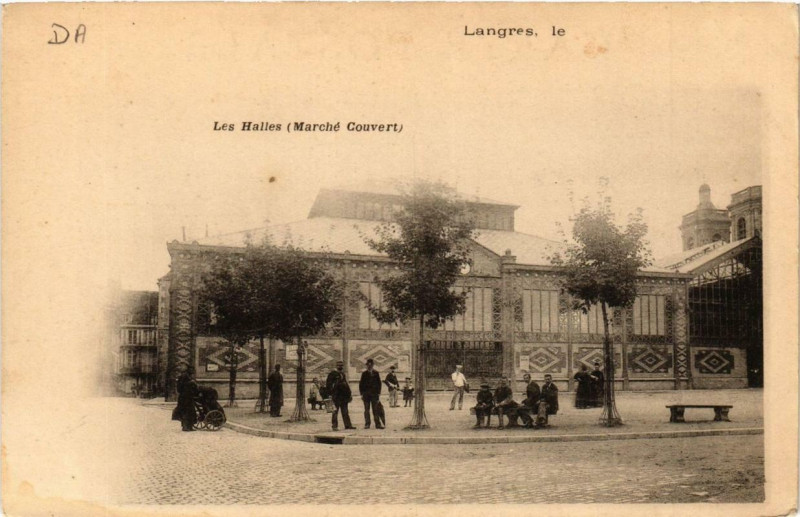 Carte postale ancienne Langres le Les Halles à Langres
