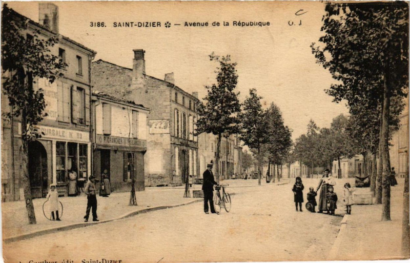 Carte postale ancienne Saint-Dizier Avenue de la Republique à Saint-Dizier