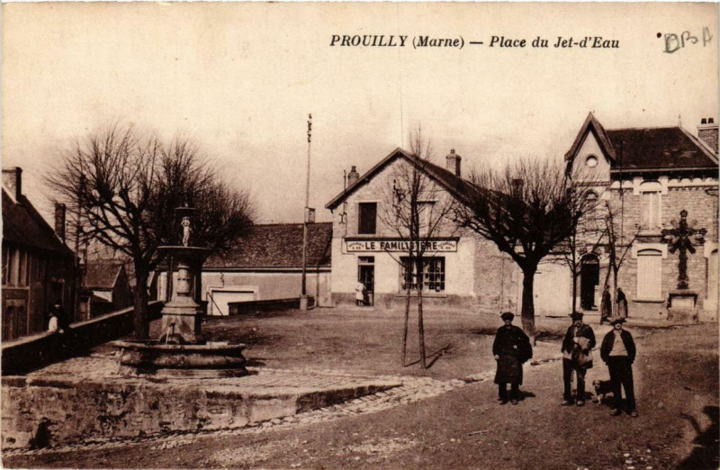 Carte postale ancienne Prouilly Place du Jet-d'Eau