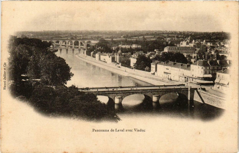 Carte postale ancienne Panorama de Laval avec Viaduc