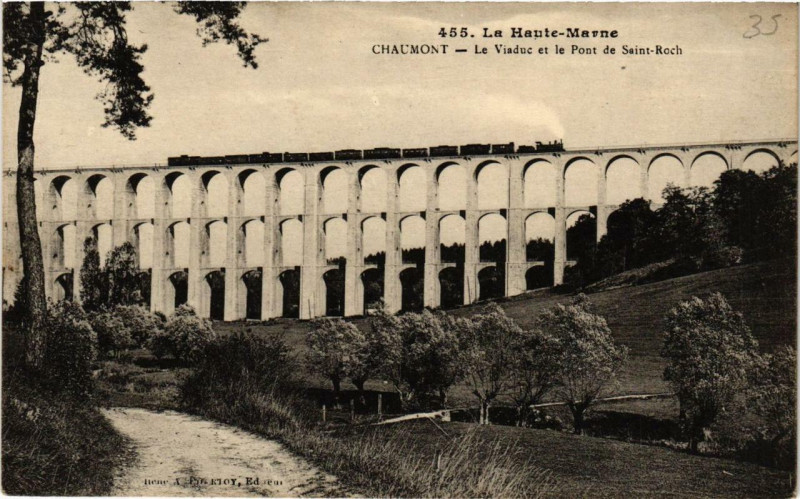 Carte postale ancienne Chaumont Le Viaduc et le Pont de Saint-Roch à Chaumont