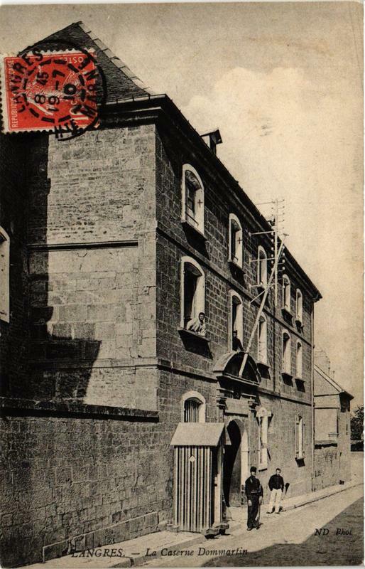 Carte postale ancienne Langres La Caserne Dommartin à Langres