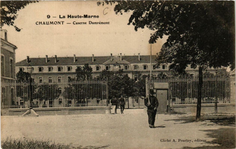 Carte postale ancienne Chaumont Caserne Damremont à Chaumont