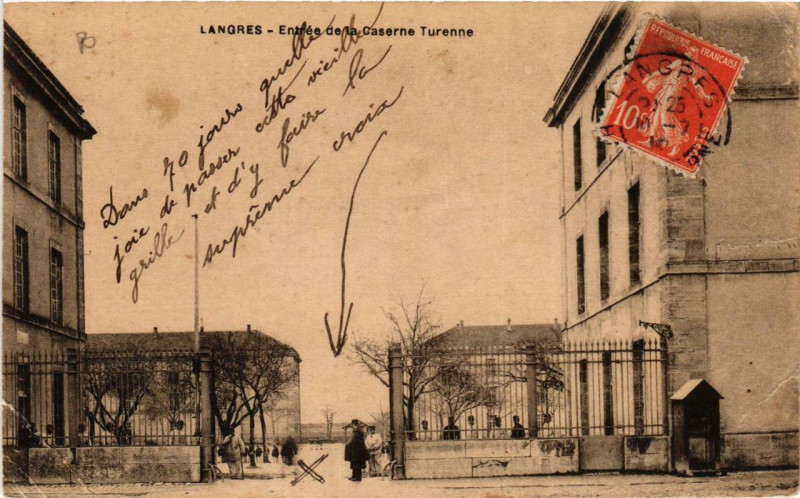 Carte postale ancienne Langres Entrée de la Caserne Turenne à Langres