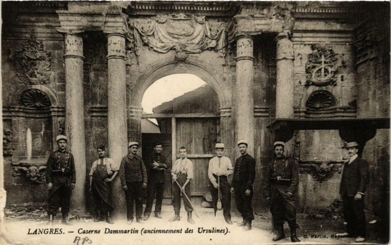 Carte postale ancienne Langres Caserne Dammartin à Langres