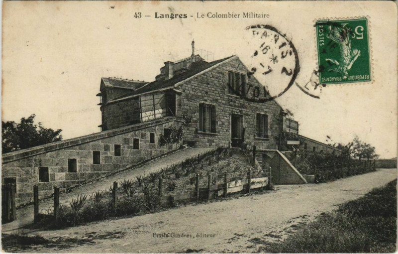 Carte postale ancienne Langres Le Colombier Militaire à Langres