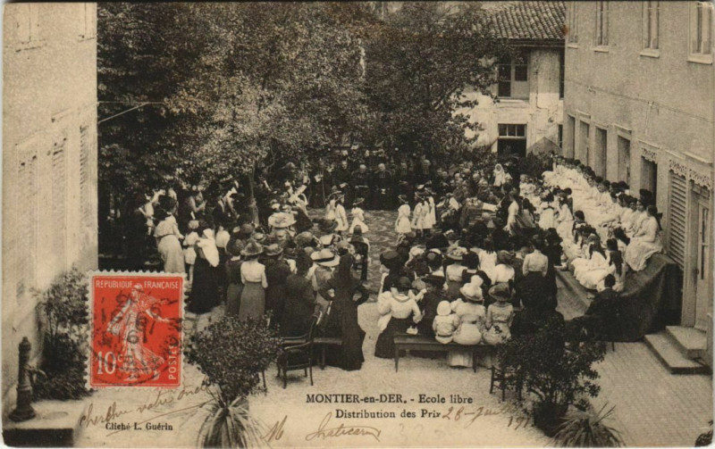 Carte postale ancienne Montier-En-Der - Ecole libre - distr. Des Prix