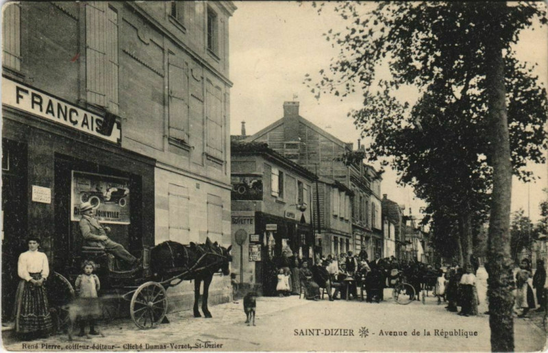 Carte postale ancienne Saint-Dizier - Avenue de la Republique à Saint-Dizier